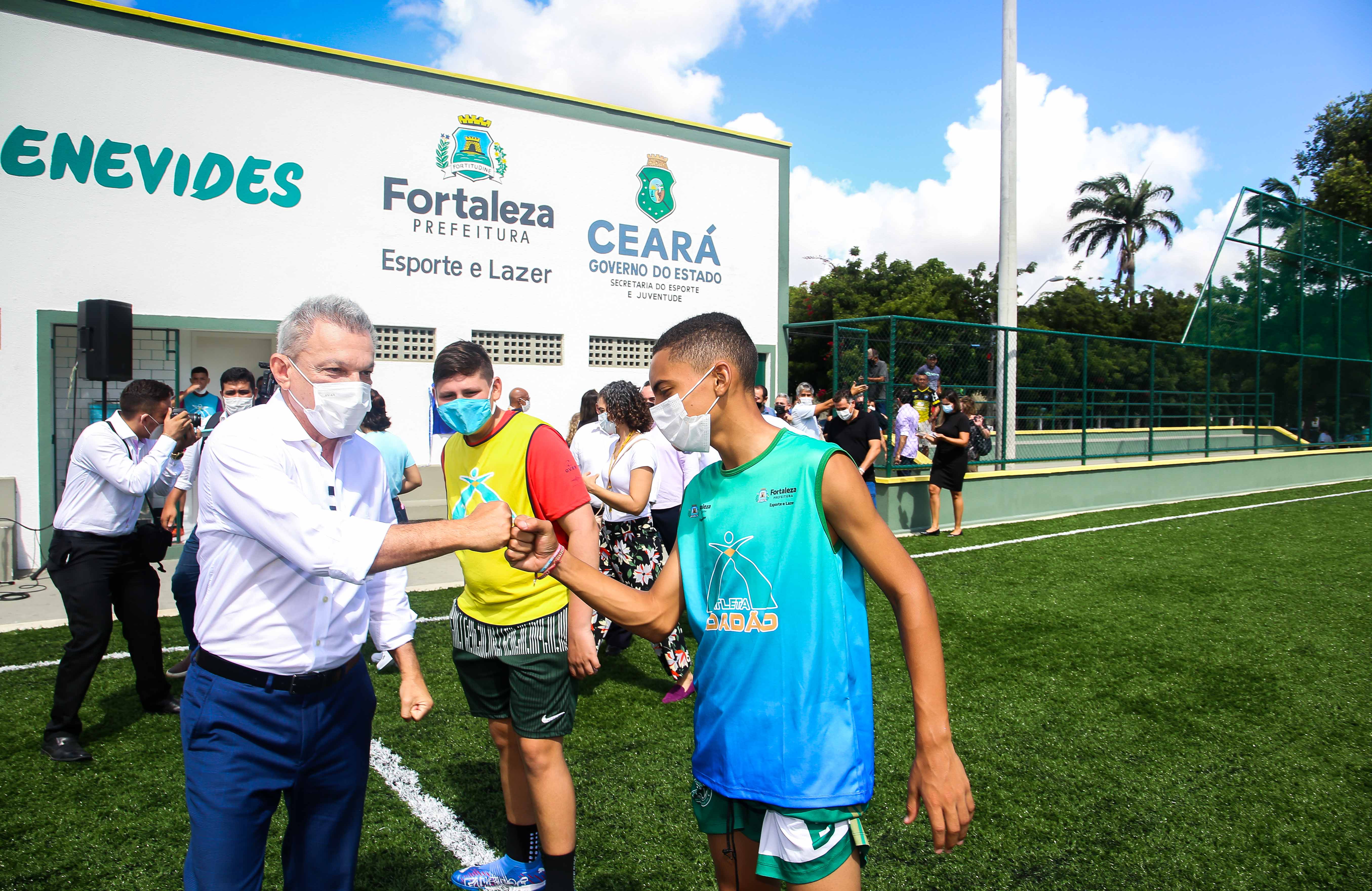 prefeito cumprimenta crianças na areninha